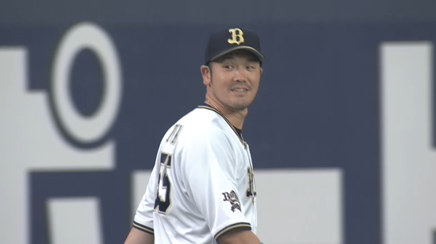 4回表・BT-岡田 観客から拍手!! フェンスに直撃しながらのファールフライキャッチ!!