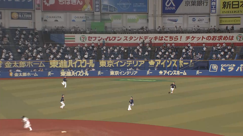 4回裏・L外崎 強風にあおられながら飛球をキャッチ