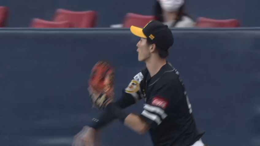 4回裏・H周東 ファールフライをスライディングキャッチ!!
