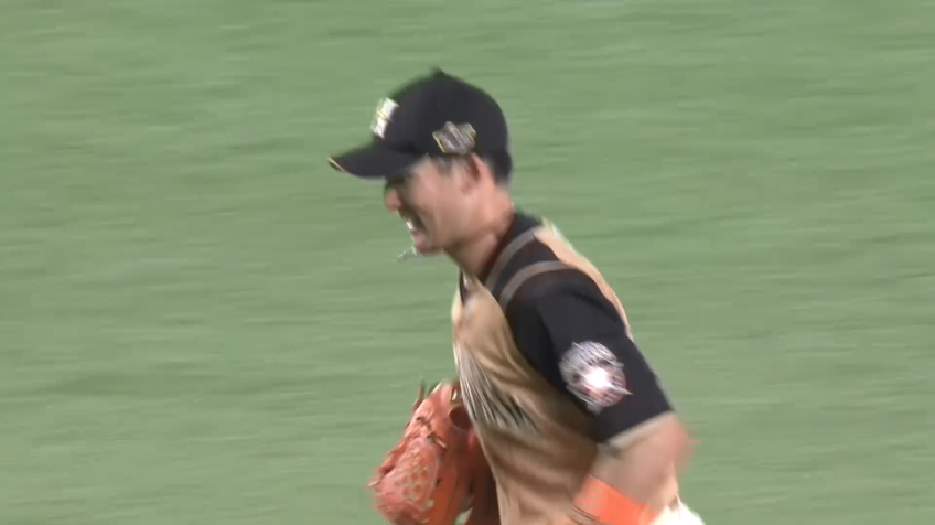 3回裏・F杉谷 二塁後方へのフライをダイビングキャッチ！