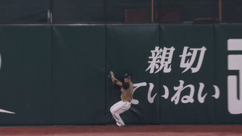 9回表・F近藤 レフトフェンス際の打球をナイスキャッチ！