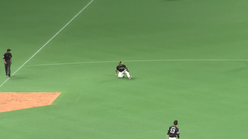 8回裏・H松田 好守に大活躍!! ヒット性の三遊間への当たりを華麗に捕球!!