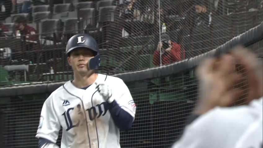 5回裏・L若林 レフトスタンド中段に飛び込むプロ入り初ホームランを放つ!!