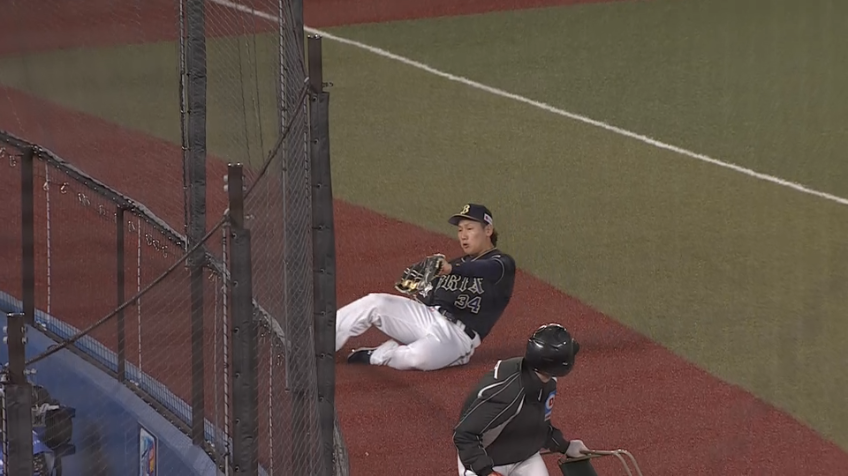 2回裏・B吉田正 ファウルゾーンへのフライをスライディングキャッチ!!