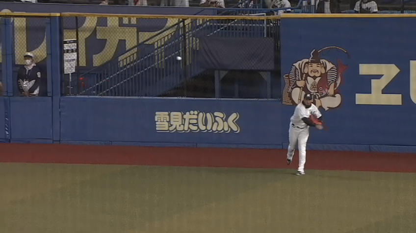 5回表・Mマーティン 強肩で魅せる!! フェンスに届く当たりで2塁を許さず!!