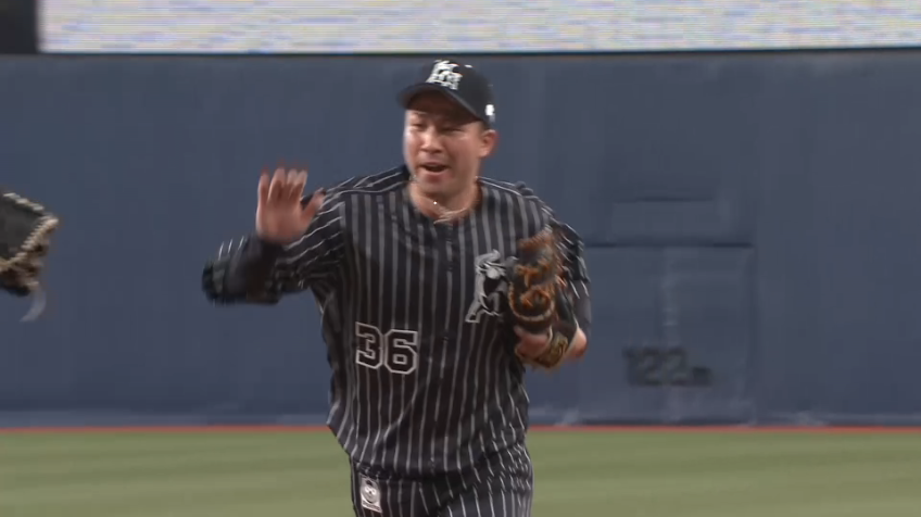 9回表・B山足 一二塁間を抜けそうな打球をダイビングキャッチ!!