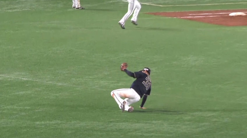 4回裏・B太田 バウンドした打球をすくい上げ、守備で魅せる‼