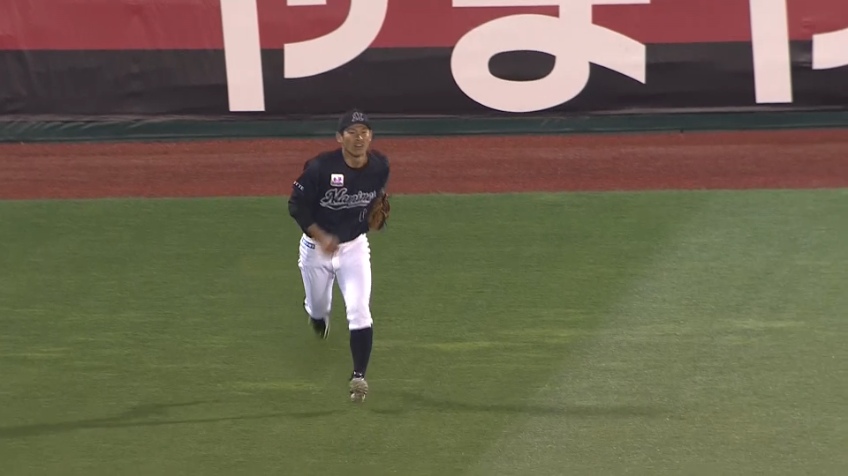 5回裏・M荻野貴 フェンスに激突しながらナイスキャッチ!!