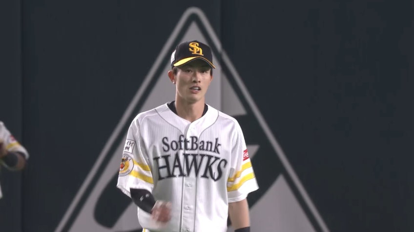 1回表・H周東 抜けそうな当たりの打球に飛びつき、素早い送球でアウトにする好プレーを見せた!!