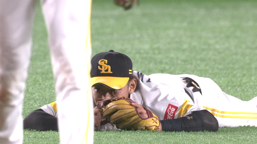 5回表・H今宮 体勢を崩しながらも素早い送球でアウトを奪う、スーパープレーを魅せた‼