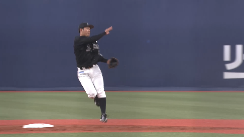 3回裏・M中村 高くバウンドした難しい打球を上手く捕球しアウトに!!