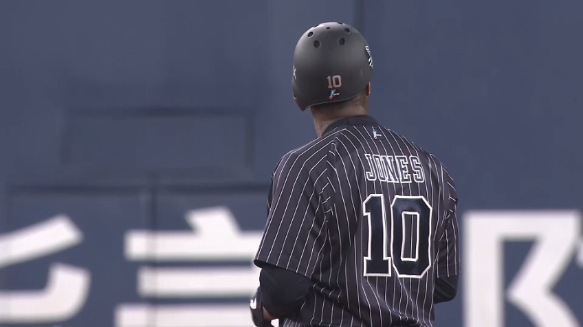 6回裏・Bジョーンズ フルカウントまで粘ってタイムリー2ベースヒット!! 勝ち越しに成功!!