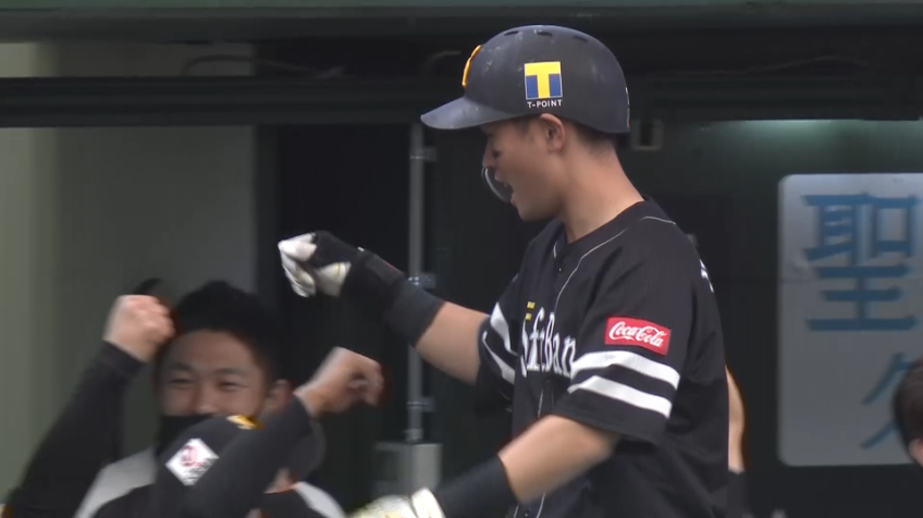 9回表・H中村晃 土壇場で同点に追いつく!! 今季第1号となるライトへの2ランホームラン!!