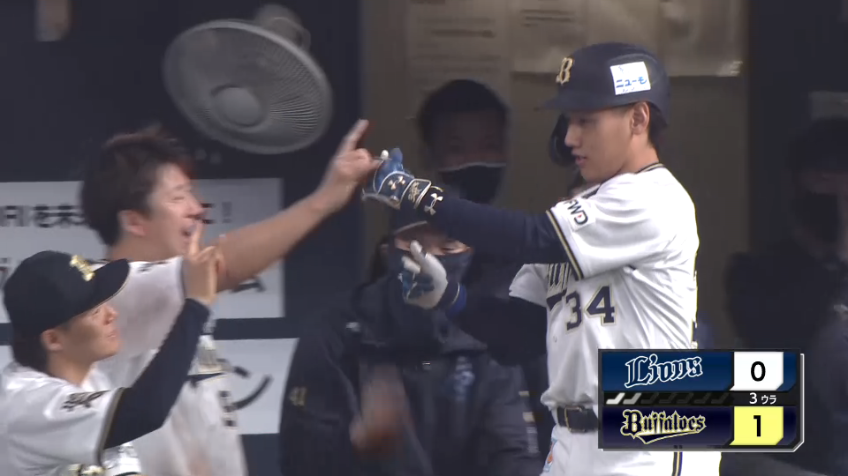 3回裏・B吉田正 バックスクリーンへ先制ホームラン!!