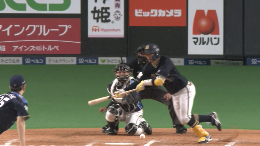 8回表・B安達 三塁線へ鮮やかにセーフティーバントを決める‼