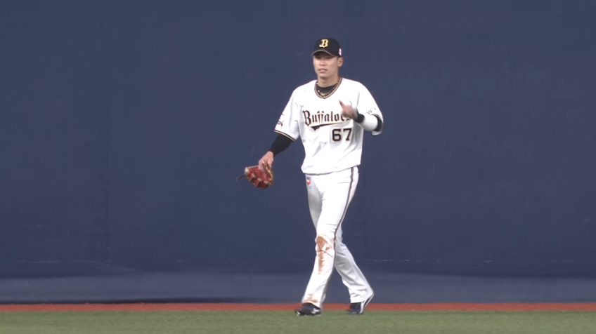 6回表・B中川圭 フェンスにぶつかりながらジャンピングキャッチ!!