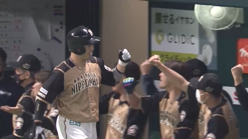 6回表・F近藤 先発の伊藤を援護する2ランホームラン!!