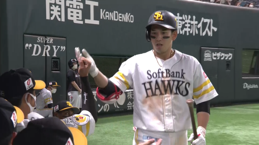 8回裏・H栗原 初球を捉えて左中間スタンドへのホームランを放つ!!