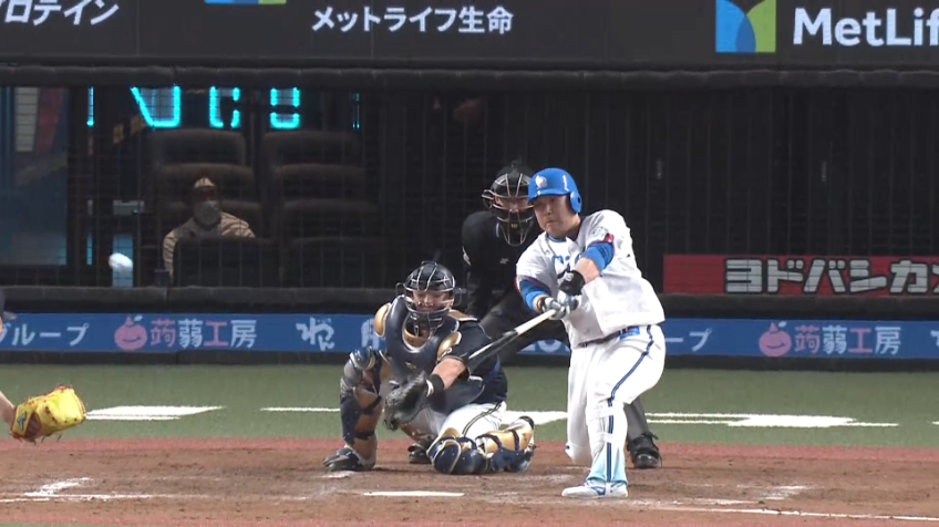 8回裏・L中村 ライトへタイムリーヒットを放つ!! これで5試合連続打点!!