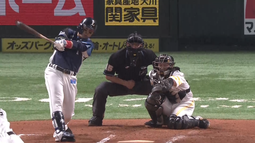 7回表・L栗山 ベテランの一発で振り出しに戻す!!左中間に今シーズン第2号のホームランを放つ!!