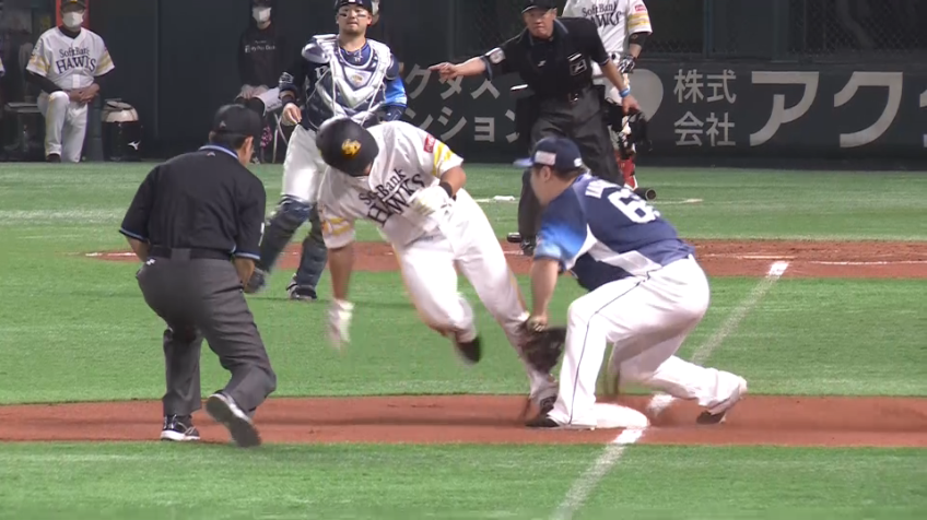 8回裏・L森 ランナーを三塁で刺し、バントを阻止する好プレー!!