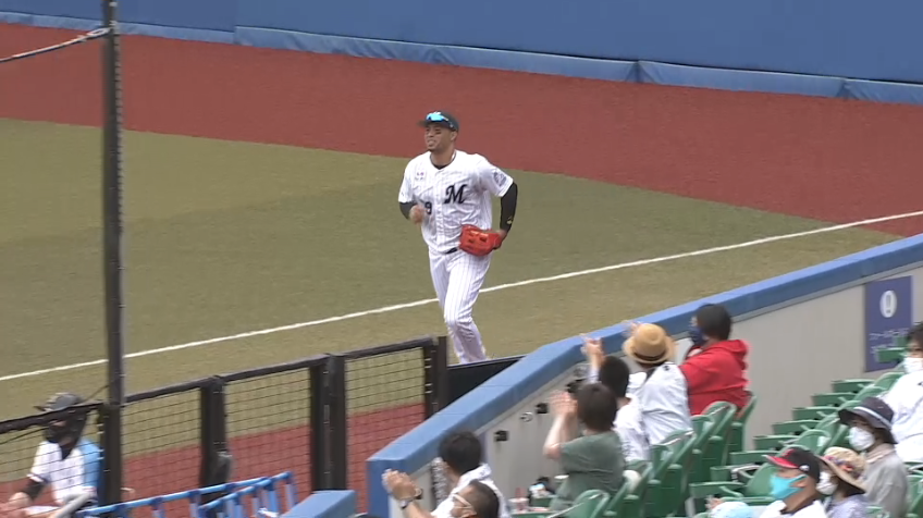 4回表・Mマーティン 風に流された打球をスライディングキャッチ!!