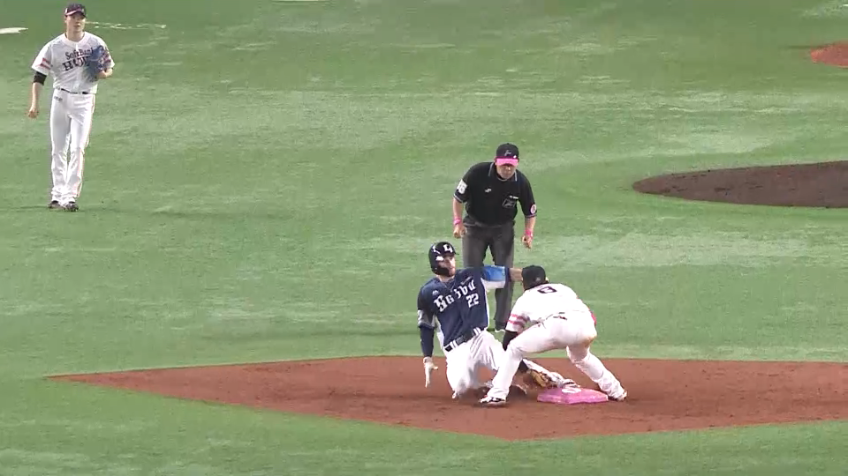 5回表・H松本 飛び出したランナーを牽制でアウトに!!