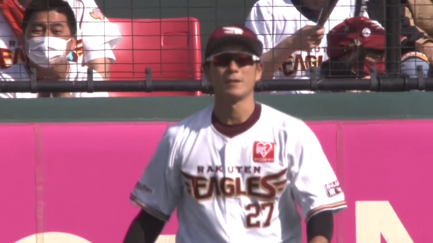 5回表・E岡島 大飛球を後ろ向きのままランニングキャッチ!!