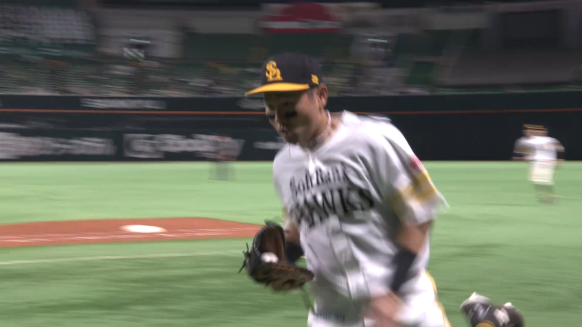 4回表・H中村晃 ファウルゾーンの難しい打球をランニングキャッチ!!