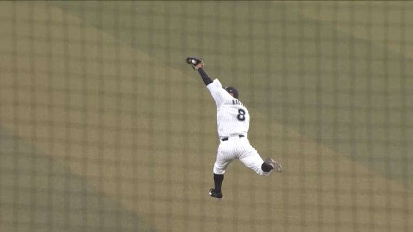2回表・M中村 頭上を越えそうな打球をナイスキャッチ!!