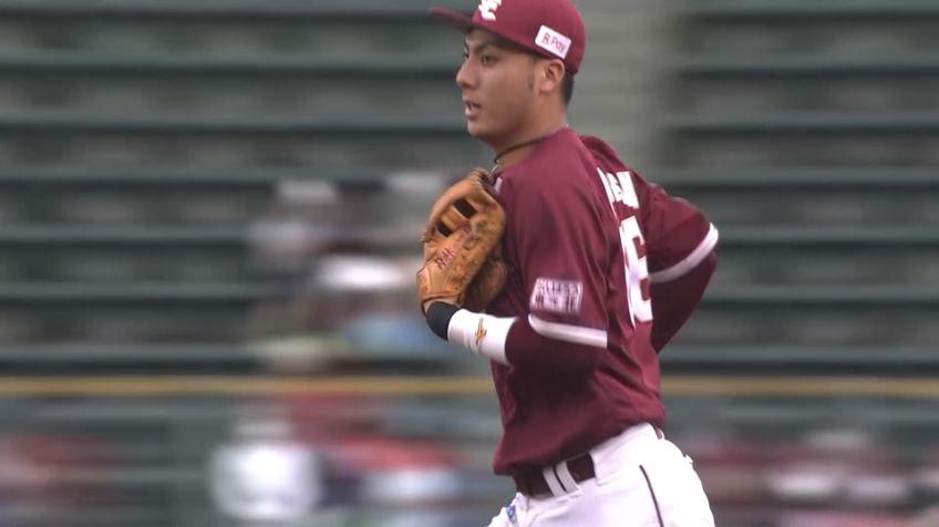 1回裏・E村林 一二塁間を抜けそうな当たりを見事に捕球!!