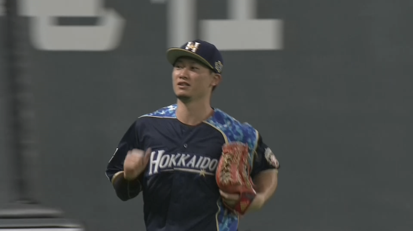 4回表・F西川 俊足を生かし、ファウルゾーンに飛んだ打球をキャッチ!!