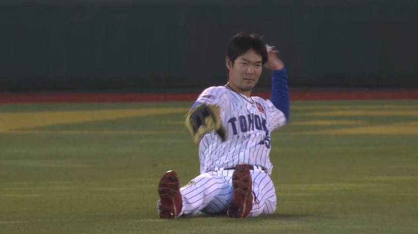 2回表・E島内 レフトへの打球をスライディングキャッチ!!