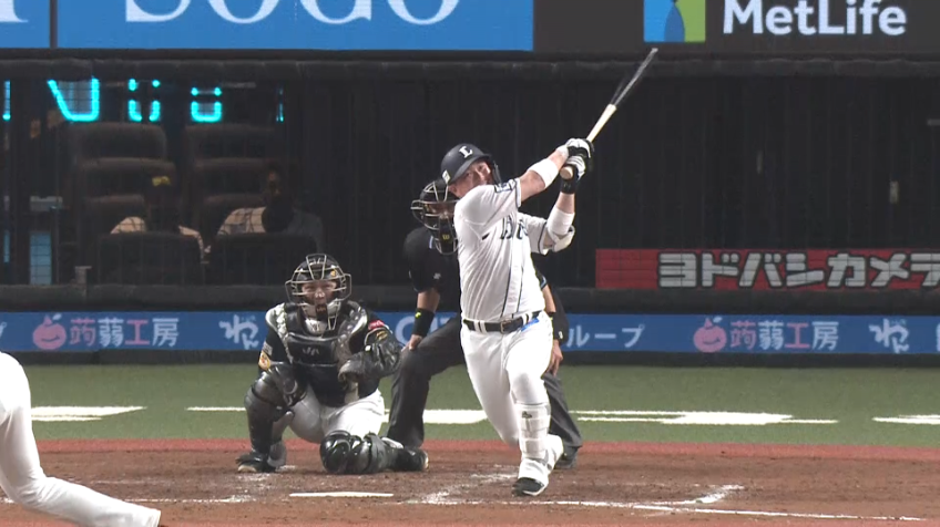 9回裏・L岡田 初球を叩き今シーズン第1号ソロホームランを放つ!!