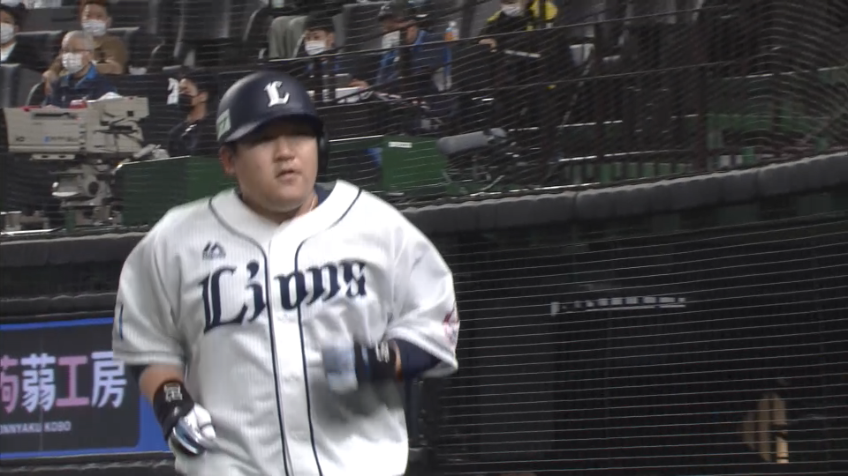 4回裏・L中村 センターへのホームランで同点に追いつく!!