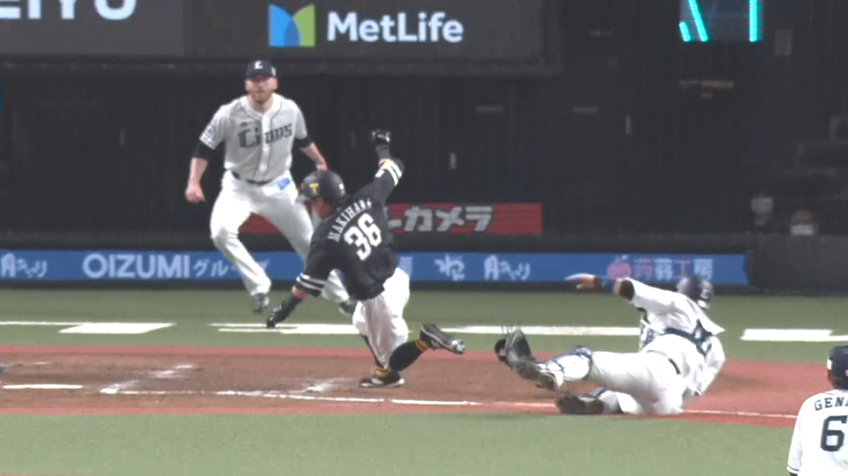 9回表・H牧原大 好走塁をみせ土壇場で勝ち越しに成功する!!