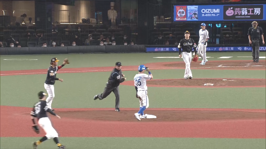 3回裏・H甲斐 現在盗塁数トップ・Ｌ若林の盗塁を阻止!! 見事な好送球を見せる!!