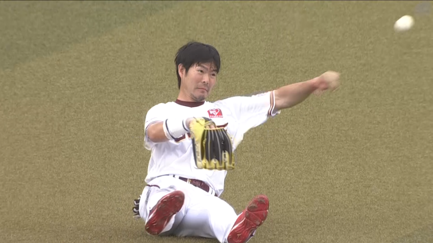 6回裏・E島内 落ちそうな打球をスライディングキャッチし、チャンス拡大を阻止!!