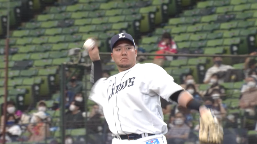 4回表・L山川 一塁ベースに当たって跳ねた打球をナイスキャッチ!!