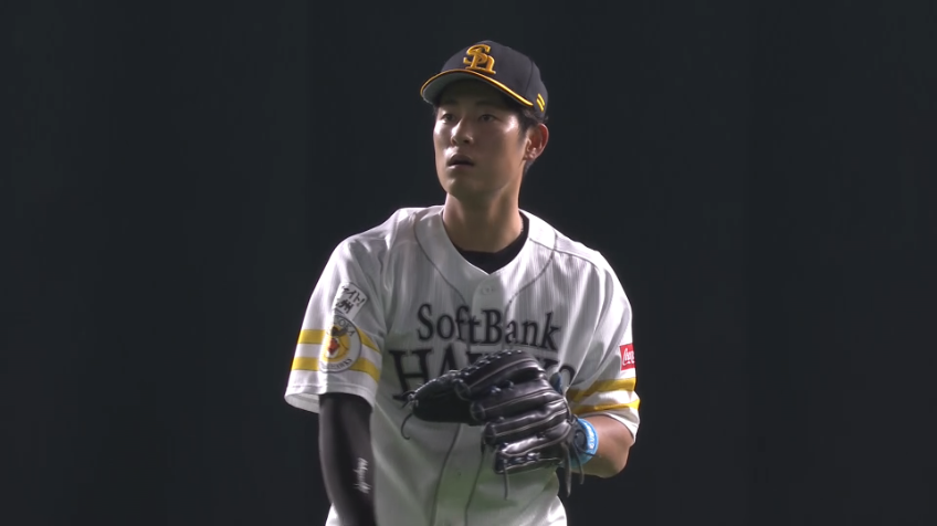 8回表・H上林 難しいフライをスライディングキャッチ!!