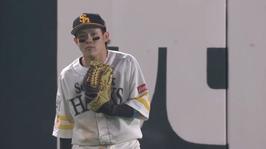 8回表・H牧原大 フェンス激突もしっかりボールをキャッチ!!