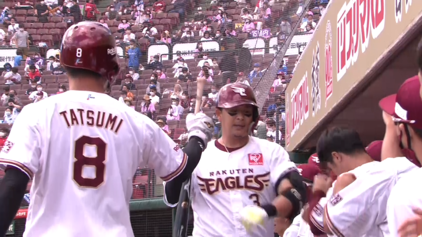 3回裏・E浅村 ランナー3塁の場面でセンターへ打球を運び、先制の犠牲フライを放つ!!