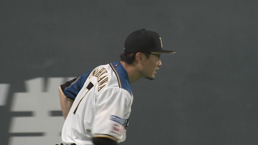 1回表・F西川 フェンスを恐れない好プレー!! フェンス際のフライをナイスキャッチ!!