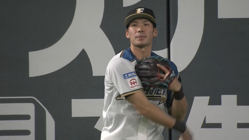 9回表・F大田 大きなフライを後ろ向きに走りながらナイスキャッチ!!