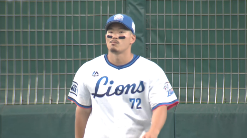 8回表・L川越 フェンスギリギリの打球をジャンピングキャッチ!!