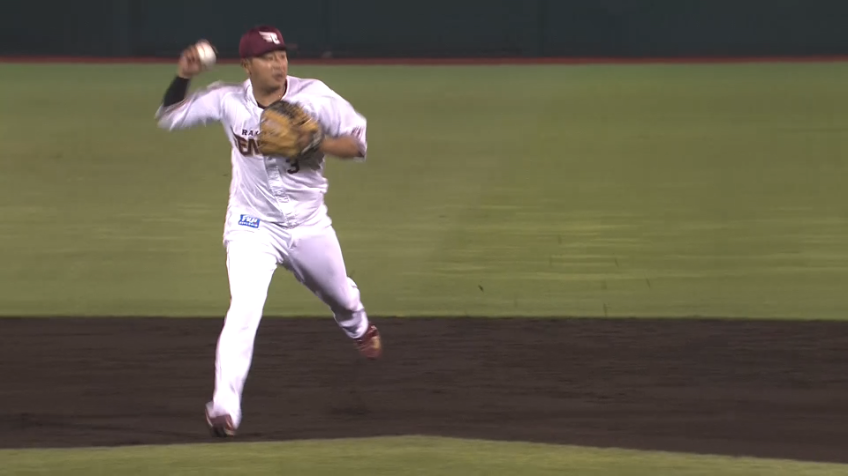 5回表・E浅村 ボテボテの当たりをジャンピングスロー!!