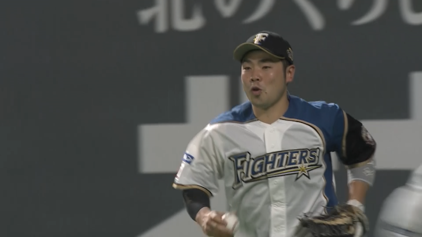 6回表・F近藤 またもやファインプレー!! フェンス際でジャンピングキャッチ!!