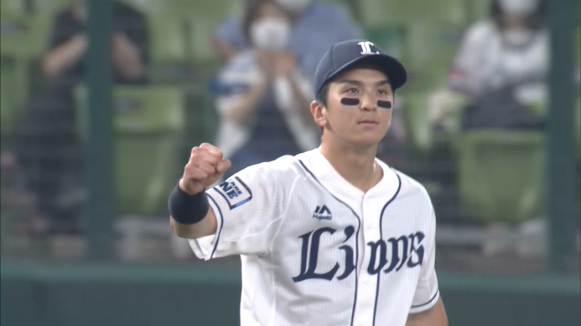 4回表・L山田 逆シングルでキャッチした打球をすぐさま送球しアウトに!!