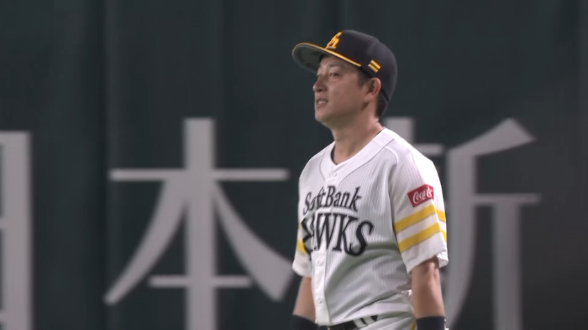 4回表・H川島 ライトに抜けそうなボールをキャッチ、すぐさま1塁へ送球しアウト!! ナイスプレーを見せる!!