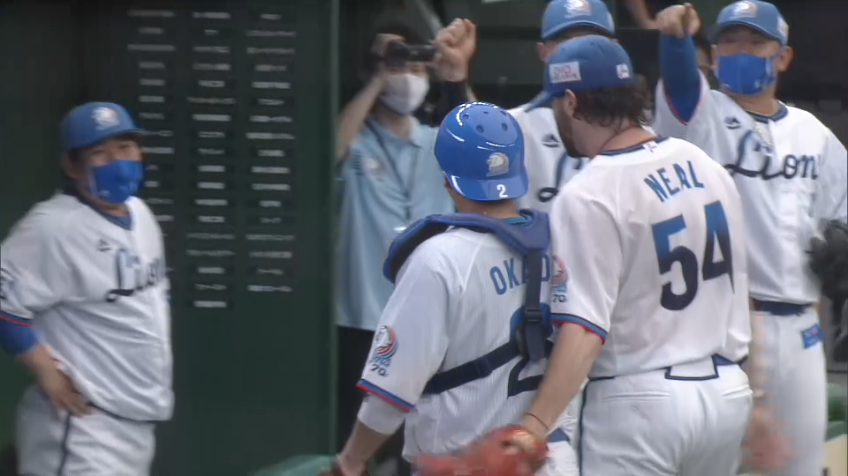 3回表・L岡田 俊足ランナーの盗塁を阻止するパーフェクト送球!!